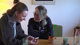 Malou Lovis sitzt mit Mutter Elke am Tisch.