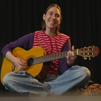 Malou Lovis spielt Gitarre.