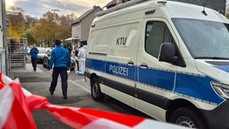 Einsatzkräfte vor dem Tatort in Siegen