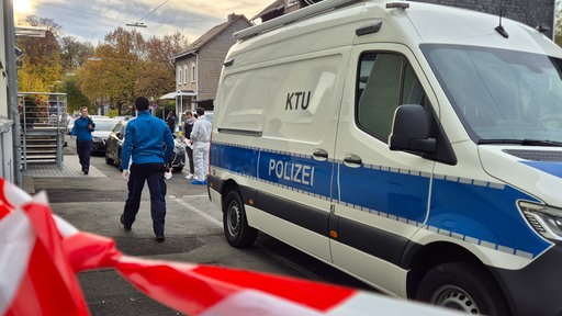 Einsatzkräfte vor dem Tatort in Siegen