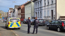 Polizeikräfte vor dem tatort