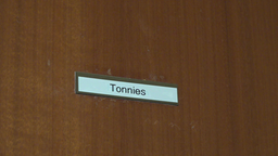 Namensschild an Wohnungstür