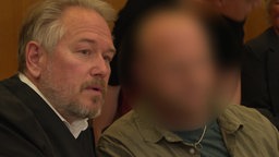 Der verurteilte Diakon (anonymisiert) mit seinem Verteidiger