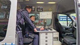 Polizisten im Auto überprüfen die Lage am Bahnhof in Münster