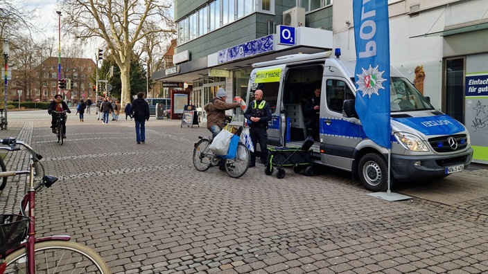 Mit einem Polizeiwagen wollen die Polizisten mehr Präsenz zeigen.
