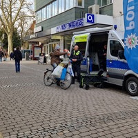 Mit einem Polizeiwagen wollen die Polizisten mehr Präsenz zeigen.