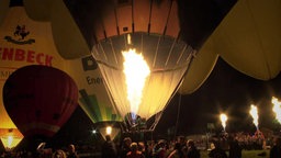 Feuer der Heißluftballons bei Nacht