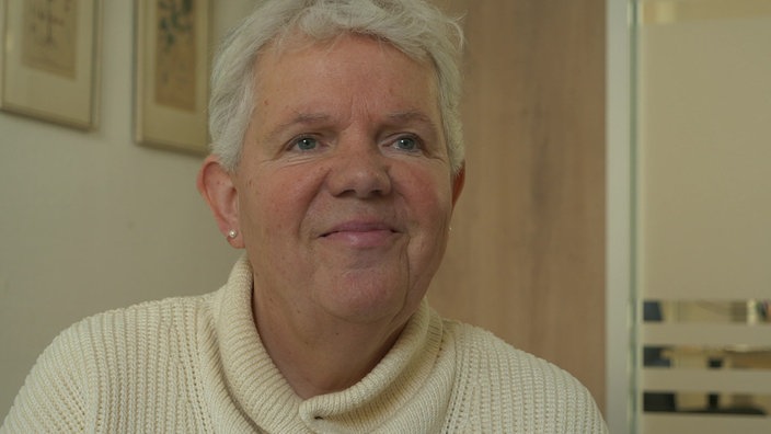 eine Frau in weißen Pullover