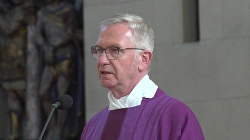 Antonius Hamers vertritt aktuell den Bischof in Münster. Er trägt eine Brille und eine Mozetta.