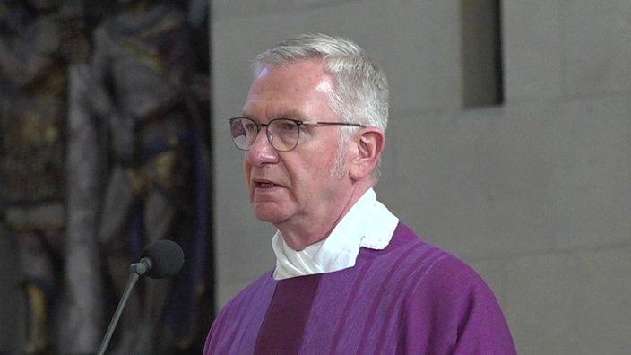 Antonius Hamers vertritt aktuell den Bischof in Münster. Er trägt eine Brille und eine Mozetta.