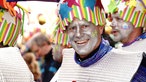 Ein Mann mit glitzerndem Gesicht und einem glitzernden Hut schaut in die Kamera