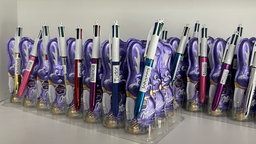 Eine Pallette mit Milka-Schokohasen und Stiften 
