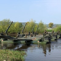Soldaten errichten eine Brücke