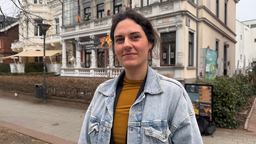Kunsthistorikerin Layla Pankratz vor dem Märchenmuseum Bad Oeynhausen