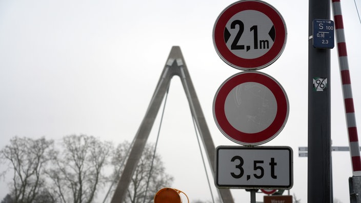 Weserbrücke mit Zufahrtsschildern