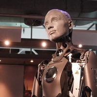 Neuer humanoider Roboter. Ameca guckt.