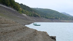 Zwei Kanus schwimmen auf dem Edersee.