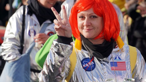 Karnevalistin verkleidet als Astronaut