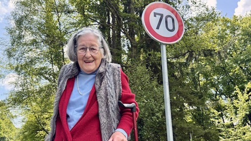 Ursula Förster neben einem Tempo-70-Schild