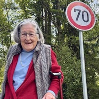 Ursula Förster neben einem Tempo-70-Schild