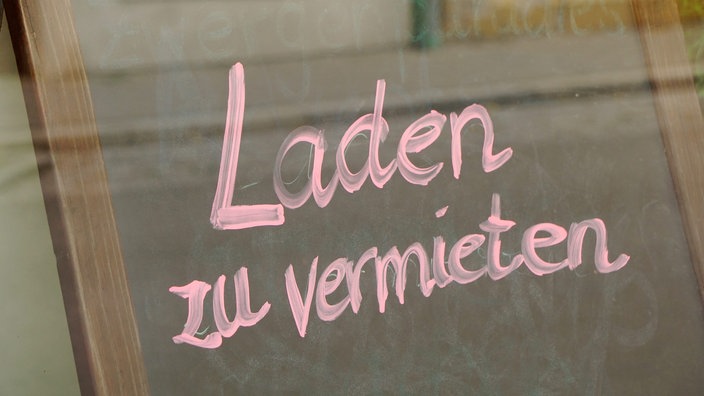 Symbolbild: Auf dem Fenster eines Ladens steht "zu vermieten"