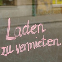Symbolbild: Auf dem Fenster eines Ladens steht "zu vermieten"