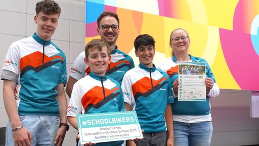 Team der Friedrich-Spee-Gesamtschule Paderborn hält Urkunde.