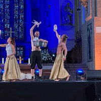 Trio tanzte bei der Performance mit in Windeln gewickelten Tiefkühlhähnchen durch den Altarraum. 