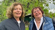 Zwei Frauen der Initiative Maria 2.0 in einem Garten in Münster