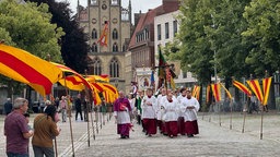 Die Geistlichen laufen gemeinsam auf der Straße