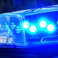 Ein Blaulicht der Polizei leuchtet. 