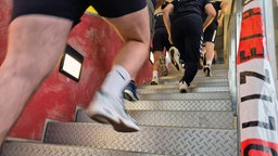 Treppenaussschnitt wo Polizisten für den guten Zweck hochlaufen.