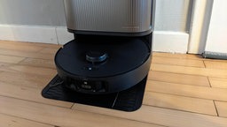Der Staubsaugerroboter Robi in seiner Docking Station