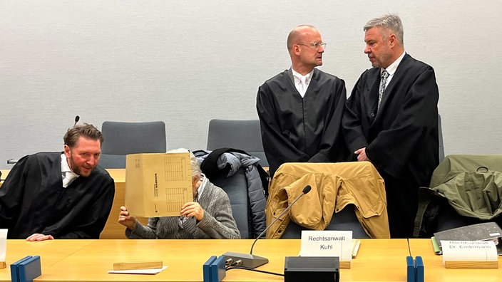 Verteidiger und die angeklagte Großmutter beim Prozessauftakt
