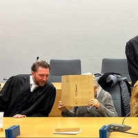 Verteidiger und die angeklagte Großmutter beim Prozessauftakt