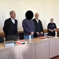 Der Angeklagte bei Prozessauftakt neben seinen Anwälten.