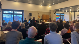 Gemeinsam in der Gruppe wird der queere Gottesdienst gefeirt.