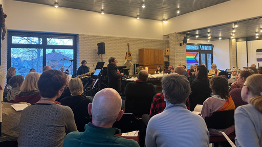 Gemeinsam in der Gruppe wird der queere Gottesdienst gefeirt.