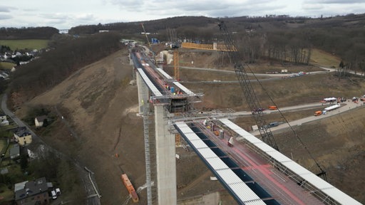 Die Teile der Brücke sind fast verbunden