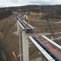 Die Teile der Brücke sind fast verbunden