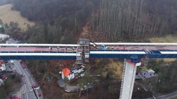 Drohnenaufnahme der Brücke, die fast verbunden ist