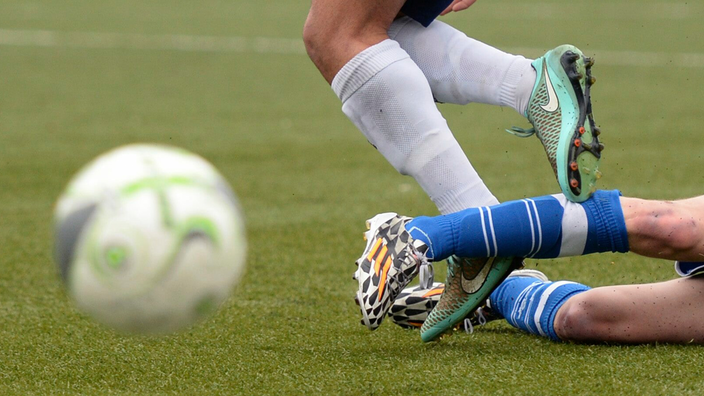 Zwei Fußballer kämpfen um den Ball (Symbolbild)