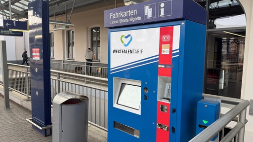 Ein Fahrkartenautomat der Deutschen Bahn. 