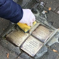 Reinigung eines Stolpersteins