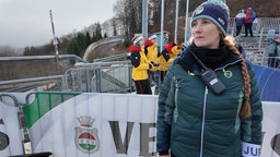 Manuela Senger passt auf, dass im Zielbereich alles regelgerecht abläuft