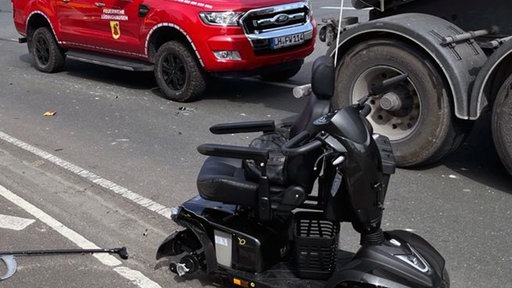 Durch den Unfall beschädigtes Elektromobil