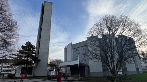 Eine Kirche mit hohem Turm