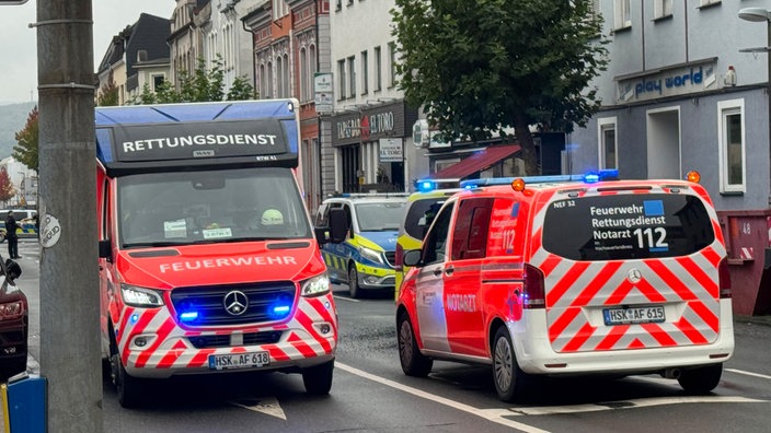 Das Bild zeigt Einsatzfahrzeuge am Tatort.