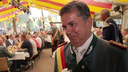 Ein türkischer Hauptmann in der traditionellen Uniform des Schützenvereins