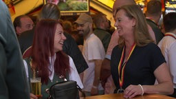 Eine Mutter und ihre Tochter auf dem Paderborner Schützenfest